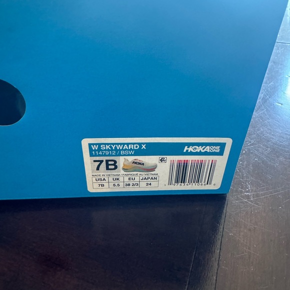 Hoka Skyward X new, never worn and in box - Picture 2 of 5